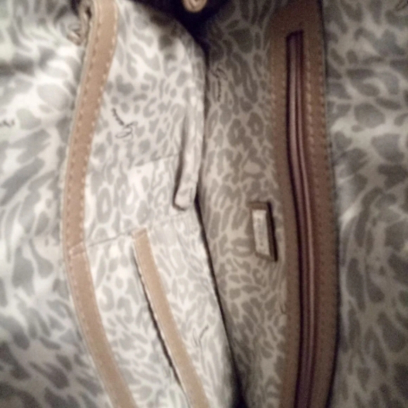 Guess purse - Picture 5 of 5